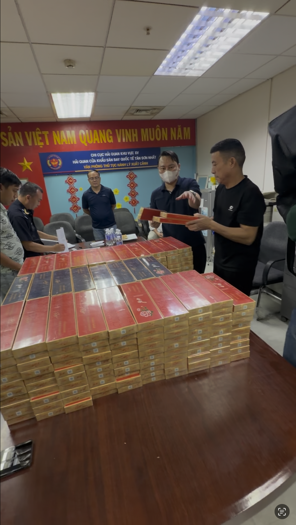 4 người nước ngoài bị khởi tố vì 'vận chuyển hàng cấm'
