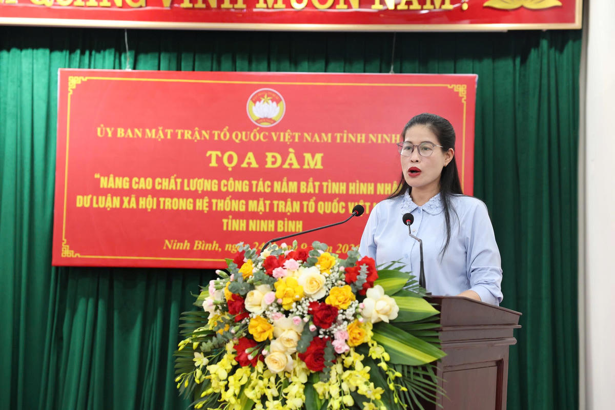 Bà Trần Thị Thoa - Phó Chủ tịch Ủy ban MTTQ Việt Nam tỉnh Ninh Bình phát biểu đề dẫn. Ảnh: Đình Minh