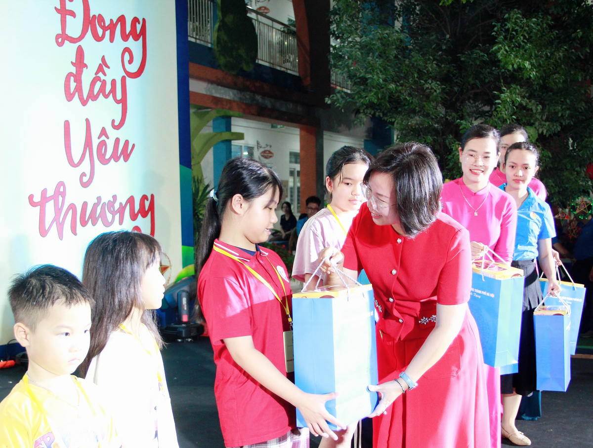 Ủy viên Ban Thường vụ Thành ủy, Chủ tịch Ủy ban MTTQ Việt Nam thành phố Hà Nội Bùi Huyền Mai tặng quà con công nhân, lao động. Ảnh: Lê Phương.