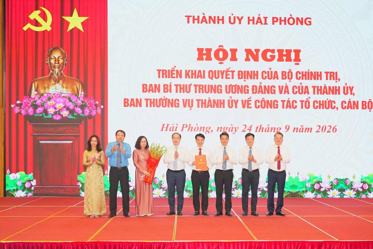 Lãnh đạo Thành ủy  tặng hoa chúc mừng Đảng bộ MTTQ, các đoàn thể thành phố. Ảnh: ĐT. 