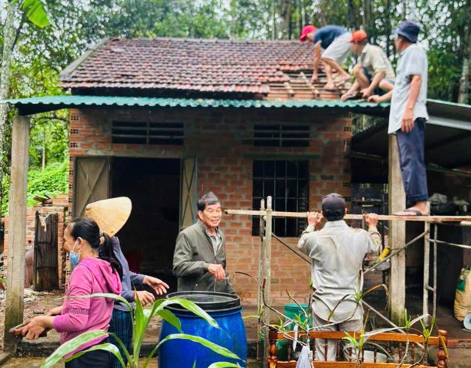 Lãnh đạo địa phương tổ chức khởi công xây dựng nhà Đại đoàn kết cho gia đình ông Nguyễn Văn Hoàng ở thôn An Thường. Ảnh: MT.