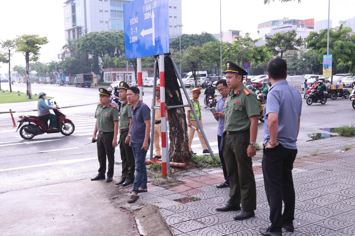 Lực lượng chức năng bảo vệ bên ngoài phiên tòa. Ảnh: TT.
