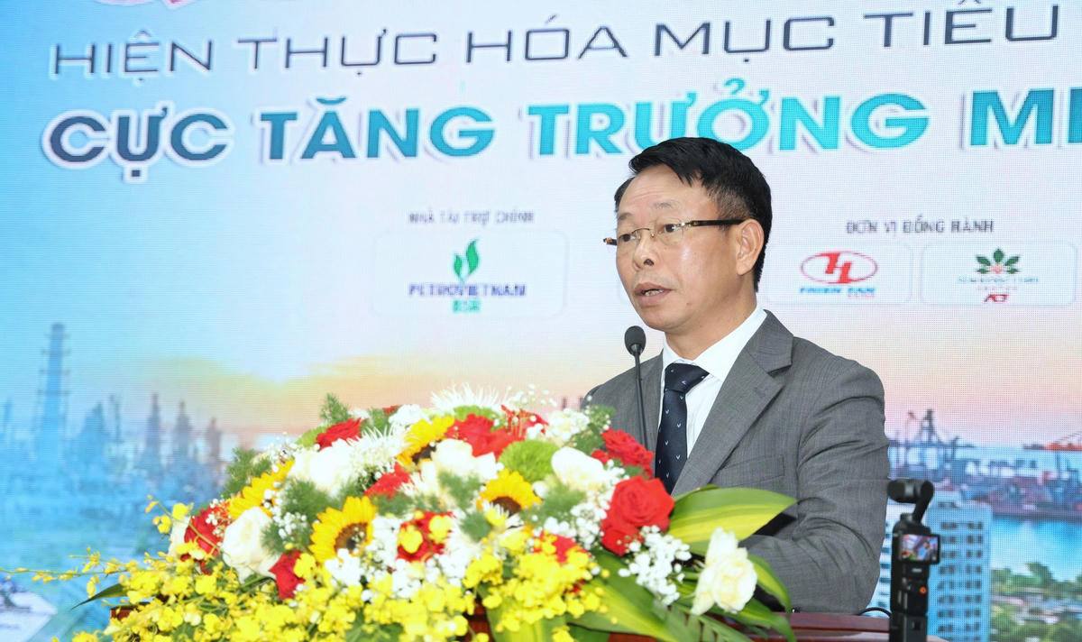 Nhà báo Phùng Công Sưởng, Tổng Biên tập Báo Tiền Phong phát biểu tại hội thảo. Ảnh: CĐ.