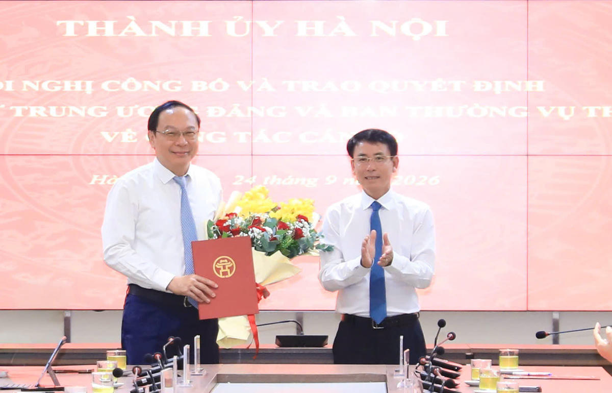 Phó Bí thư Thường trực Thành ủy Hà Nội Nguyễn Trọng Đông trao Quyết định của Ban Bí thư Trung ương Đảng về công tác cán bộ cho đồng chí Lê Công Thành. Ảnh: QT