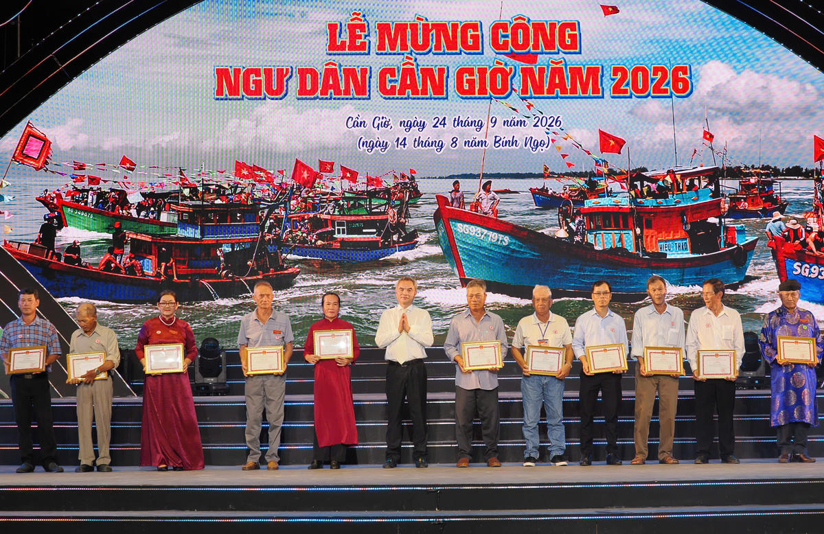 UBND xã Cần Giờ mừng công những ngư dân có đóng góp nghề biển địa phương. Ảnh: Đ.Xá.