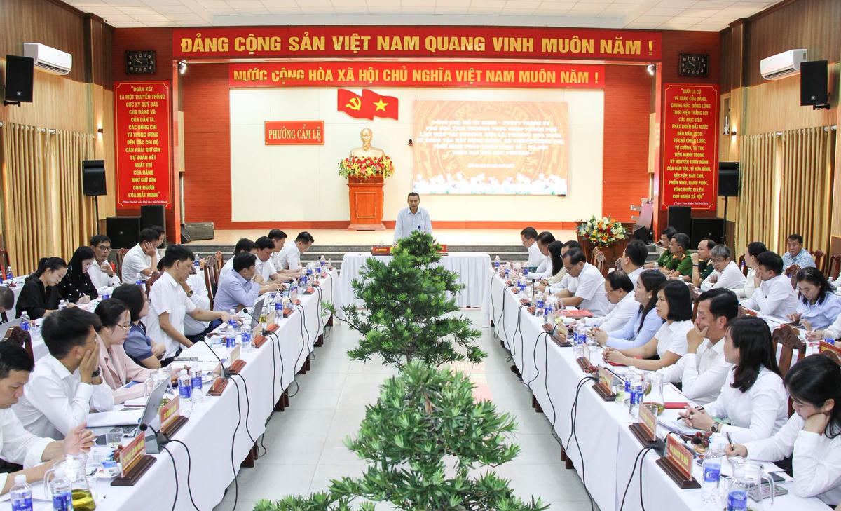 Phó Chủ tịch Thường trực UBND thành phố Hồ Kỳ Minh đề nghị xây dựng đề án khai thác ven sông Cẩm Lệ phục vụ du lịch. Ảnh: Trung Trực.
