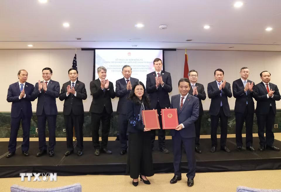 Tổng Bí thư, Chủ tịch nước Tô Lâm chứng kiến lễ trao các hợp đồng, thỏa thuận hợp tác giữa doanh nghiệp Việt Nam và Hoa Kỳ. (Ảnh: Thống Nhất/TTXVN) ​