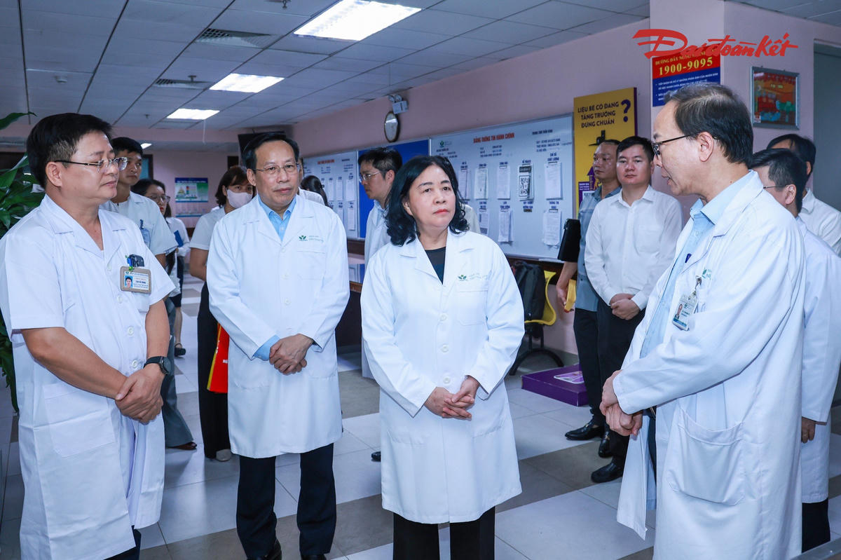 Chủ tịch Bùi Thị Minh Hoài trò chuyện cùng các bác sĩ Bệnh viện Nhi Trung ương. Ảnh: Quang Vinh.