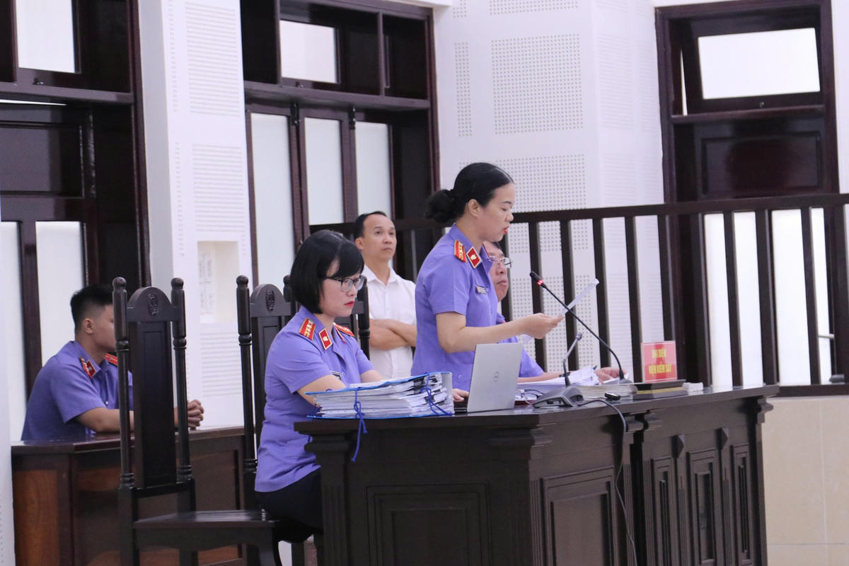 Viện kiểm sát nhân dân TP Đà Nẵng đọc tiểu sử, thân nhân các bị cáo. Ảnh: CĐ.