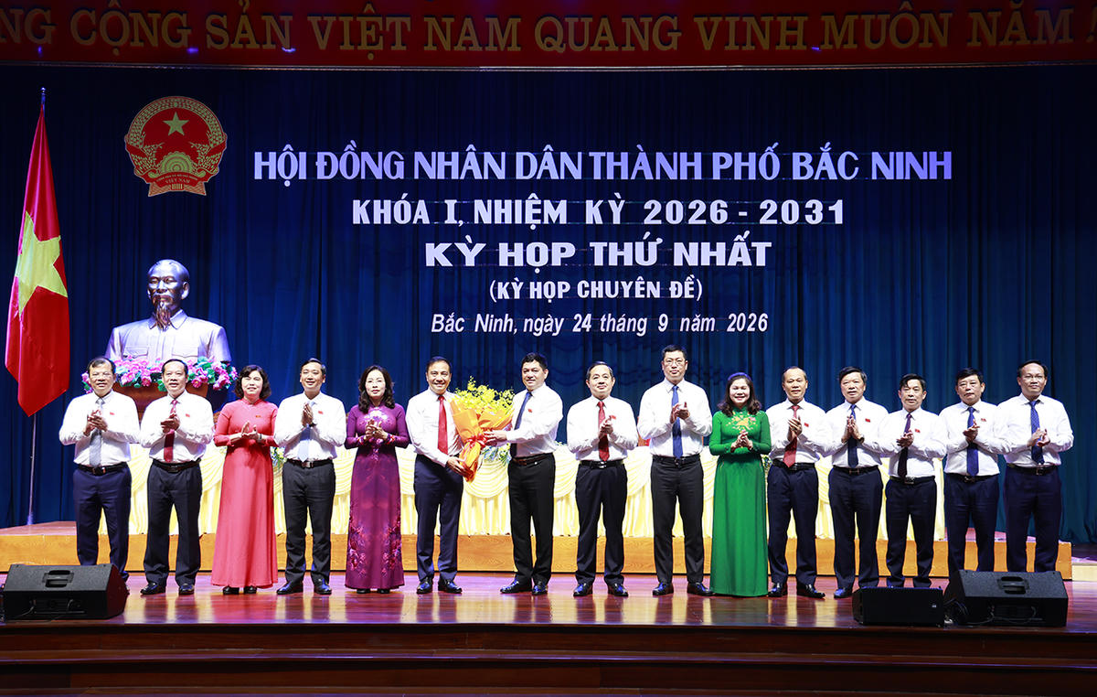Thường trực Thành ủy, HĐND, UBND thành phố tặng hoa chúc mừng tân Phó Chủ tịch UBND thành phố Bắc Ninh nhiệm kỳ 2026 - 2031. Ảnh: Bacninh.gov.vn