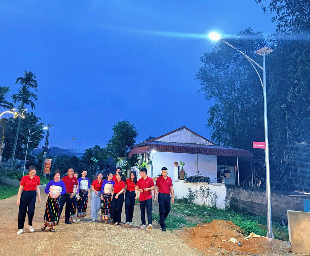 Đèn chiếu sáng bằng năng lượng mặt trời do Agribank tài trợ tại vùng biên Yên Khương