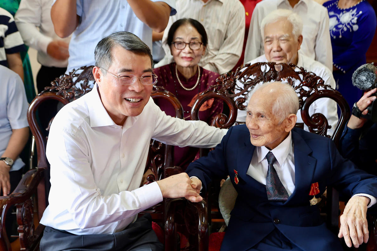 Thủ tướng và Đoàn công tác cũng đã tới thăm hỏi, động viên gia đình ông Lê Viết Khản (SN 1927, huy hiệu 80 năm tuổi Đảng) tại Tổ dân phố Ngọc Xuyên, phường Đồ Sơn. 