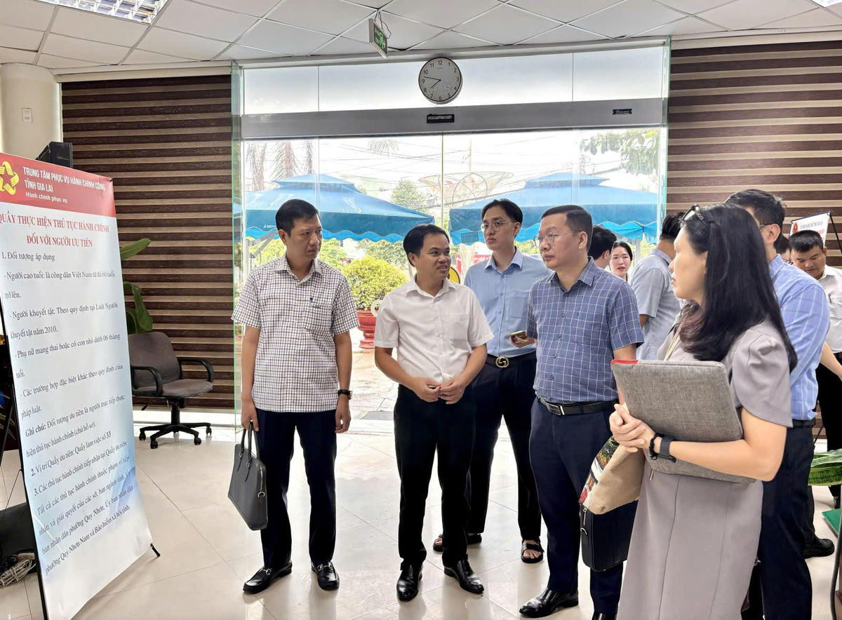 Đoàn công tác của Bộ Tư pháp kiểm tra tại Trung tâm PVHCC tỉnh Gia Lai. Ảnh: UB.