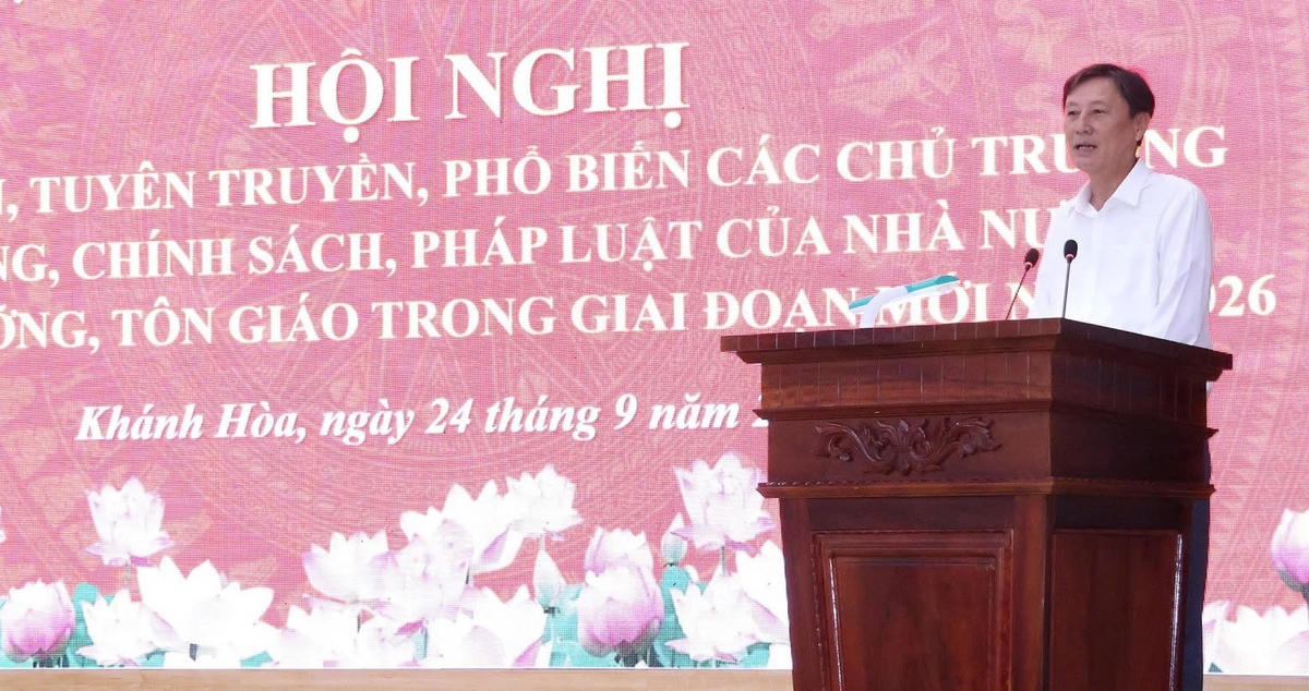 Sở Dân tộc và Tôn giáo báo cáo về Luật Tín ngưỡng, tôn giáo tại hội nghị.