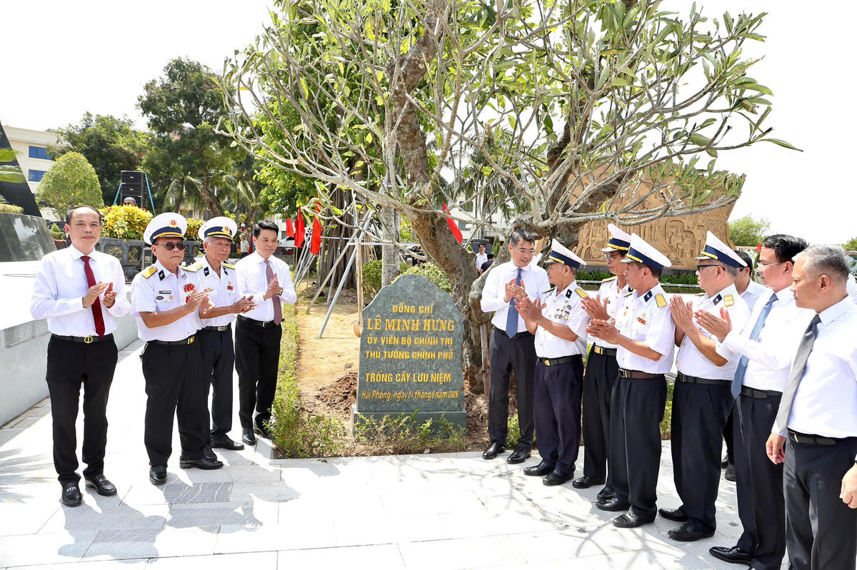 Thủ tướng Chính phủ, lãnh đạo TP Hải Phòng động viên các cựu chiến binh tại Bến tàu không số K15 và trồng cây lưu niệm tại khu di tích. Ảnh: ĐT. 