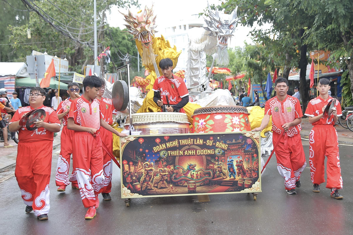 Màn rước lân sư rồng được nhiều người dân chờ đợi. Ảnh: L.G.