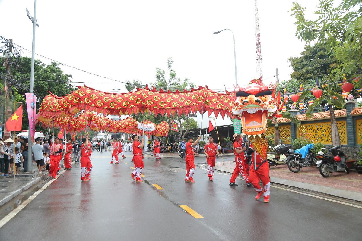 Đông đảo người dân tập trung về khu vực lễ hội xem múa lân sư rồng. Ảnh: L.G.