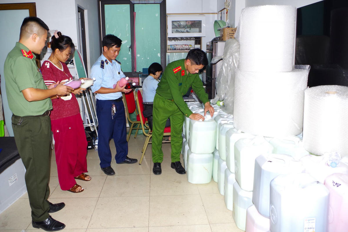 Công an phối hợp với QLTT kiểm tra nơi bán 'Rượu cốm Tây Bắc'. Ảnh: CANB
