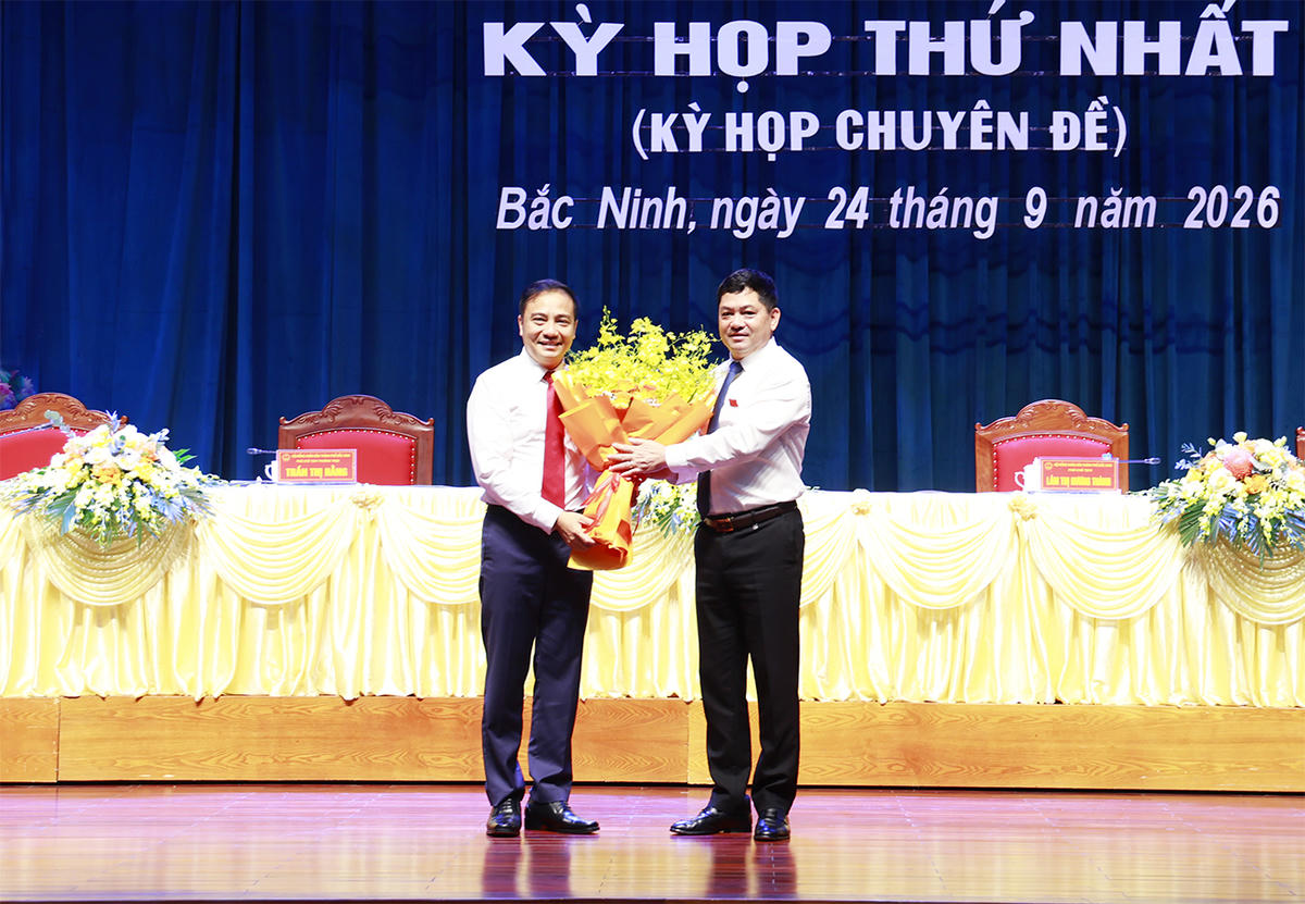 Bí thư Thành ủy Bắc Ninh Nguyễn Hồng Thái tặng hoa chúc mừng tân Phó Chủ tịch UBND thành phố Bắc Ninh nhiệm kỳ 2026 - 2031. Ảnh: Bacninh.gov.vn