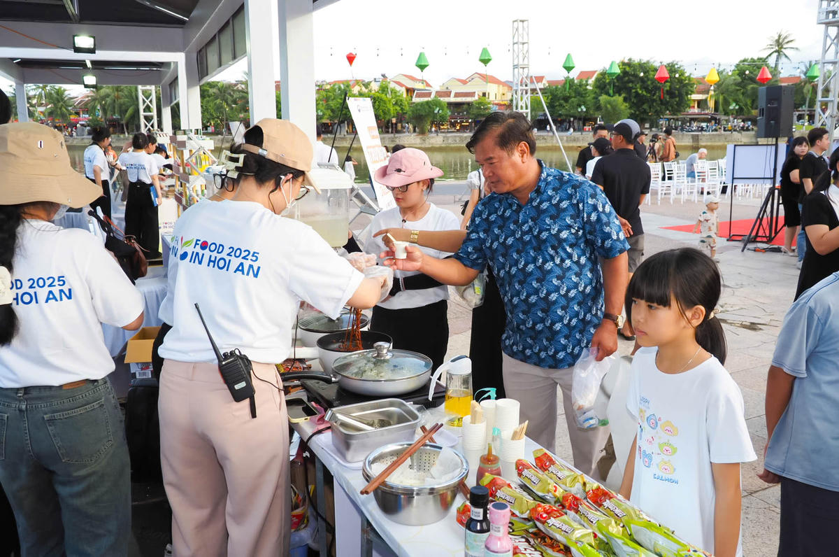 Du khách, người dân tham quan trải nghiệm ẩm thực Hàn Quốc năm 2025. Ảnh: HA.