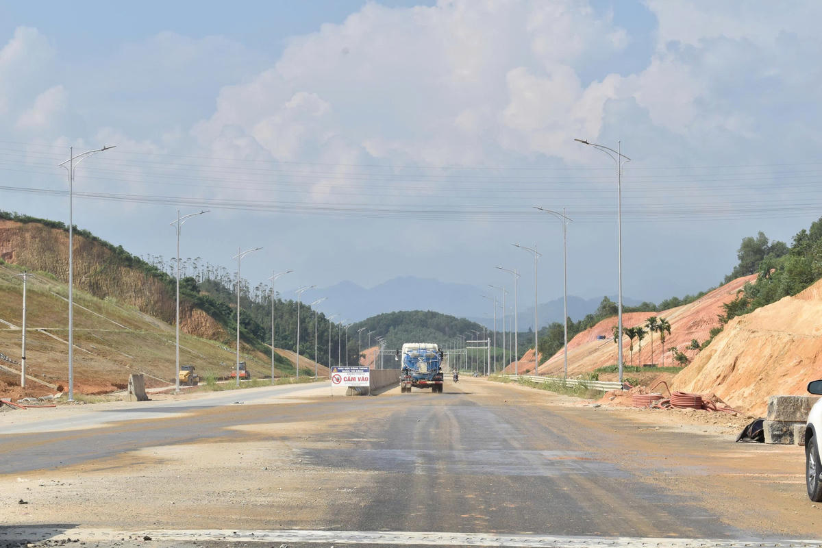 Các đơn vị đang tích cực thi công tuyến cao tốc Tuyên Quang - Hà Giang.