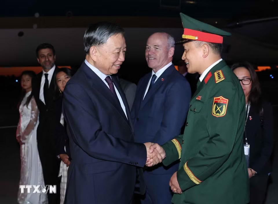 Cán bộ, nhân viên Đại sứ quán Việt Nam tại Canada đón Tổng Bí thư, Chủ tịch nước Tô Lâm tại sân bay quốc tế Mcdonald-Cartier, Ottawa. (Ảnh: Thống Nhất/TTXVN)