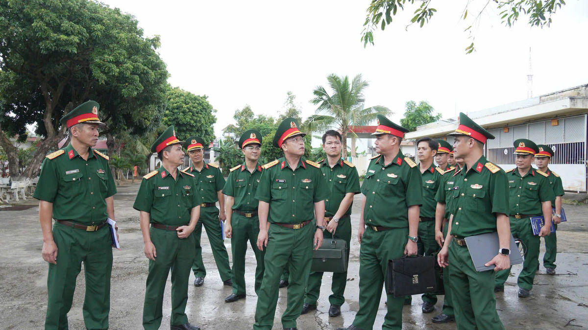 Đại tá Trần Hữu Ích,(ở giữa) Chỉ huy trưởng Bộ CHQS tỉnh Quảng Ngãi kiểm tra công tác quốc phòng tại các đơn vị phía Tây tỉnh. Ảnh: QS.