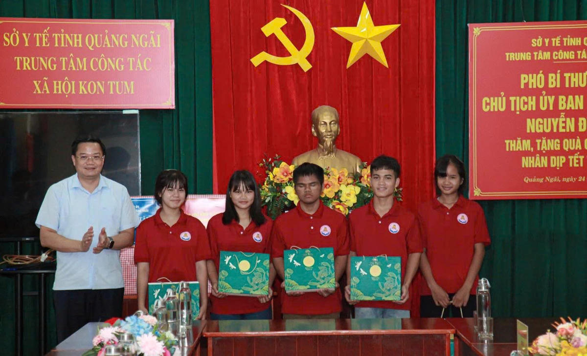 Chủ tịch UBND tỉnh Quảng Ngãi tặng quà cho các cháu thiếu nhi. Ảnh: QN.