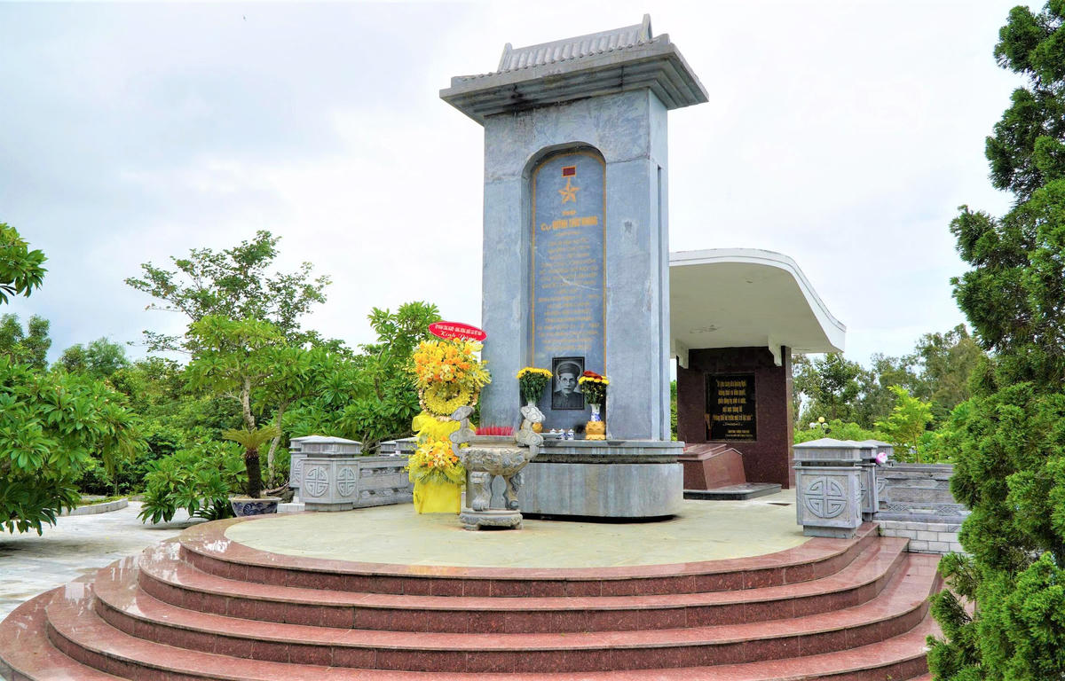 Một góc khu mộ cụ Huỳnh Thúc Kháng ở tỉnh Quảng Ngãi. Ảnh: NT.