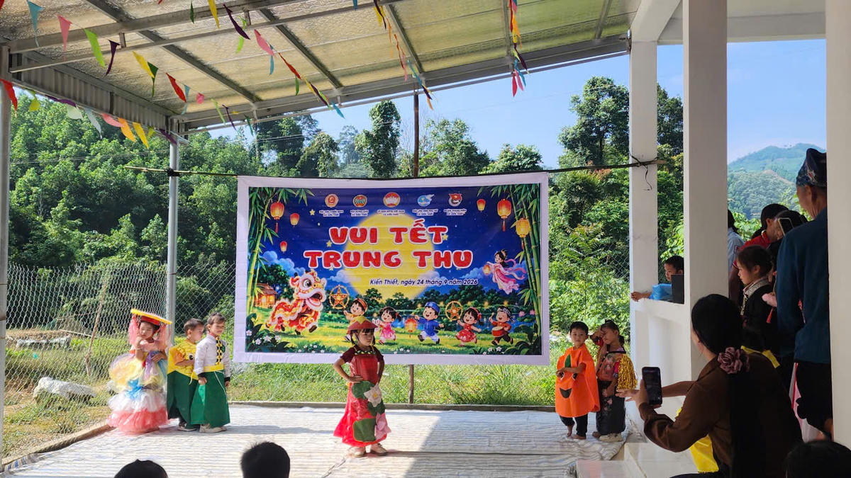 Các em nhỏ thôn Khau Làng háo hức tham gia chương trình vui hội trăng rằm được tổ chức ngay tại thôn.