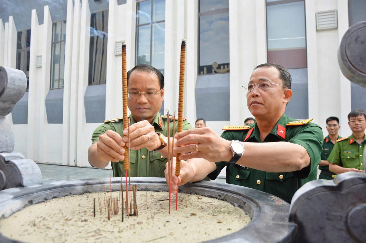 Đại tá Trần Hữu Ích, Chỉ huy trưởng Bộ CHQS tỉnh và Thiếu tướng Hồ Song Ân, Giám đốc Công an tỉnh dâng hương. Ảnh. CĐ.