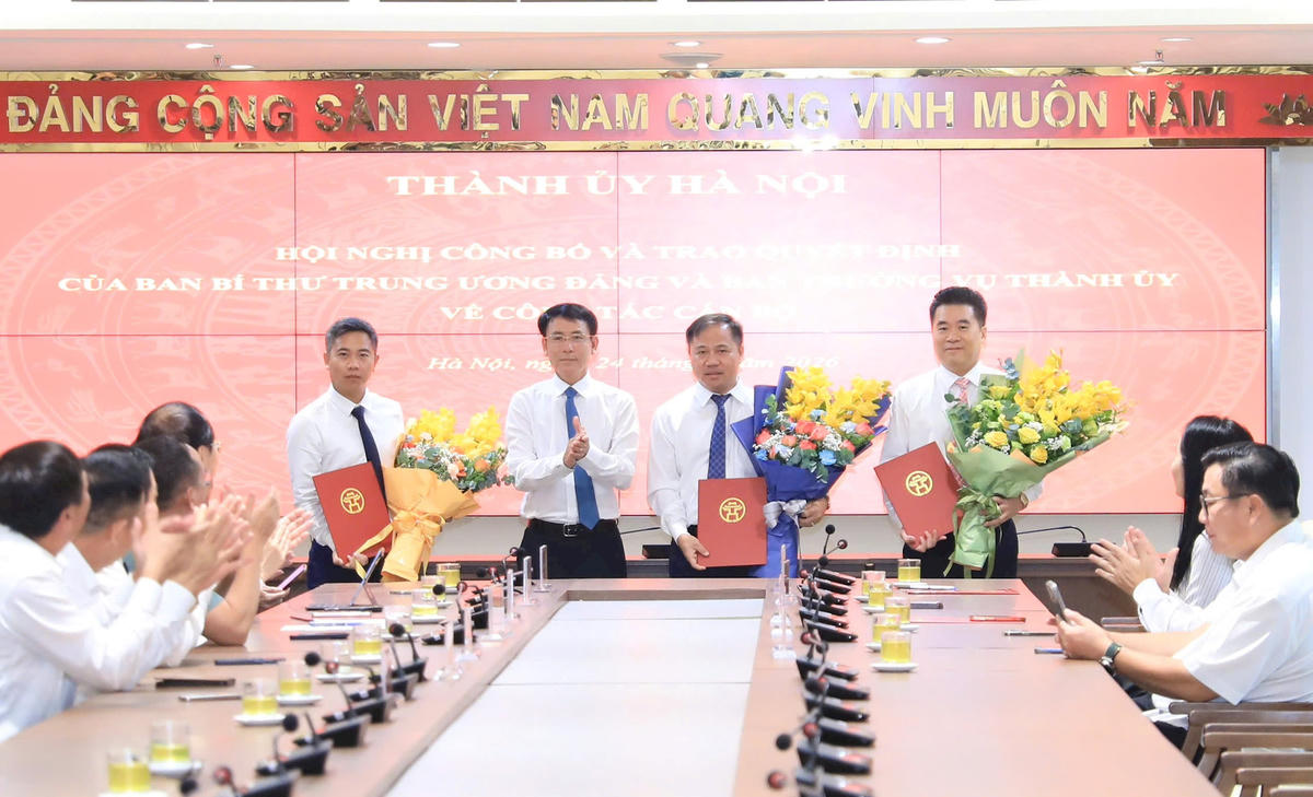 Phó Bí thư Thường trực Thành ủy Hà Nội Nguyễn Trọng Đông trao Quyết định về công tác cán bộ cho các đồng chí nhận nhiệm vụ mới tại các xã Hát Môn, Quốc Oai, Kiều Phú. Ảnh: QT