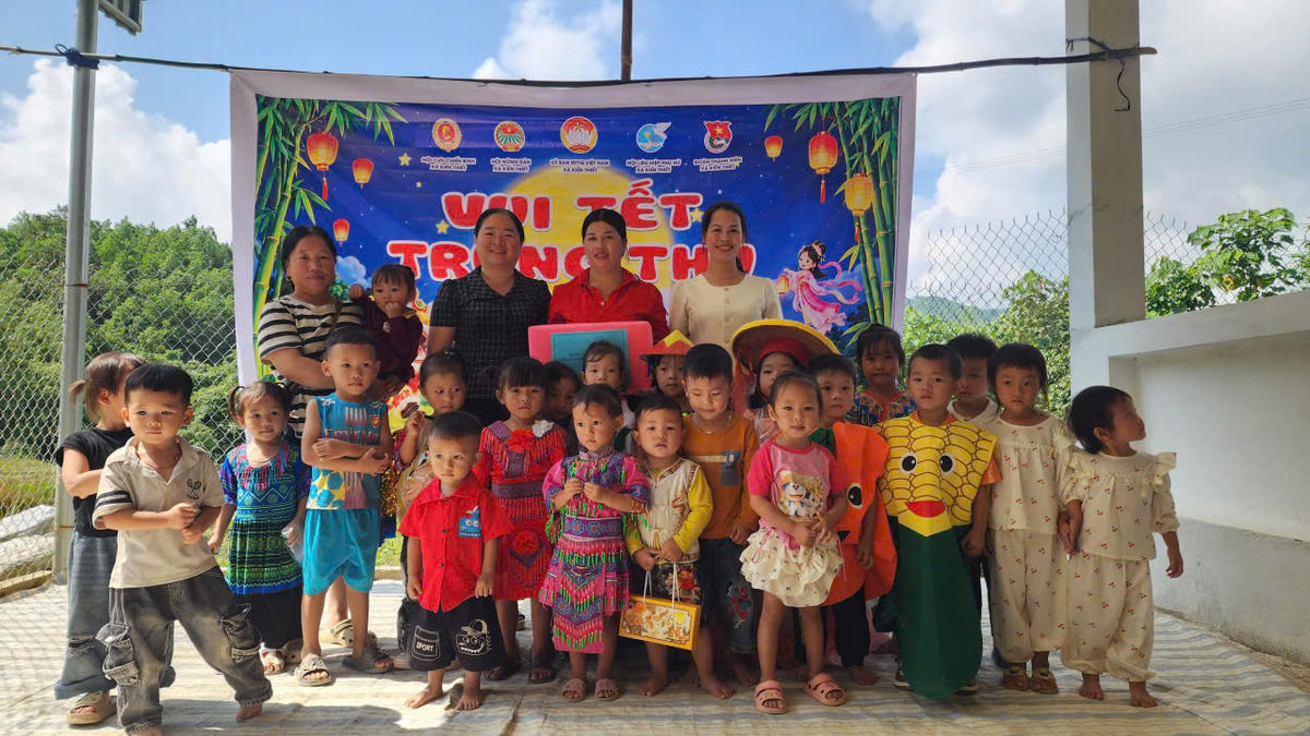 Niềm vui của trẻ em Khau Làng khi nhận quà trong ngày hội Trung thu.