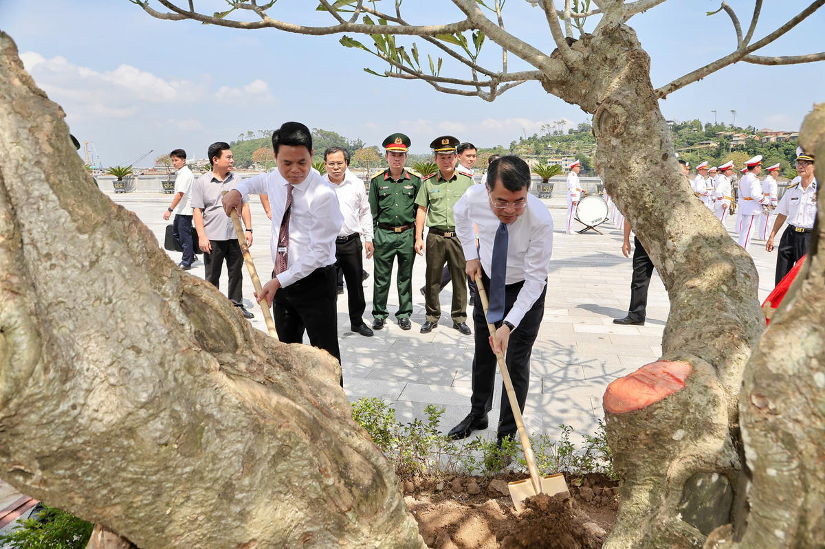 Thủ tướng Lê Minh Hưng trồng cây lưu niệm tại Bến tàu không số K15. Ảnh: ĐT. 