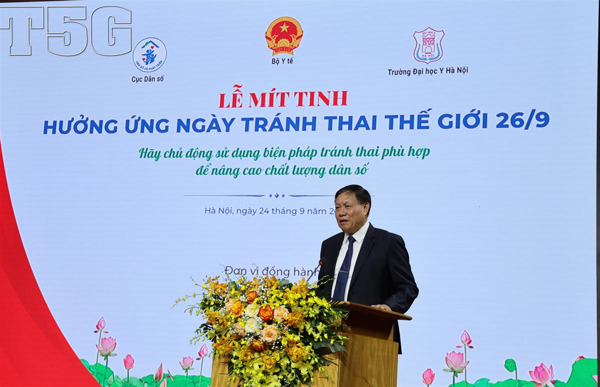 Thứ trưởng Bộ Y tế Đỗ Xuân Tuyên chia sẻ thông điệp tại Lễ mít tinh hưởng ứng Ngày Tránh thai Thế giới 26/9.
 Ảnh: Hoàng Hiền.