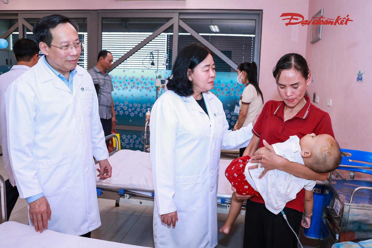 Chủ tịch Bùi Thị Minh Hoài thăm hỏi, động viên các bệnh nhi cùng gia đình. Ảnh: Quang Vinh.