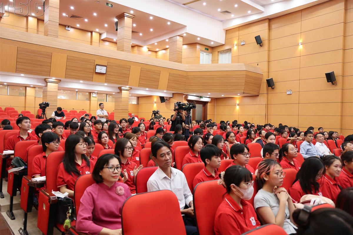 Các đại biểu dự Lễ mít tinh. Ảnh: Hoàng Hiền.