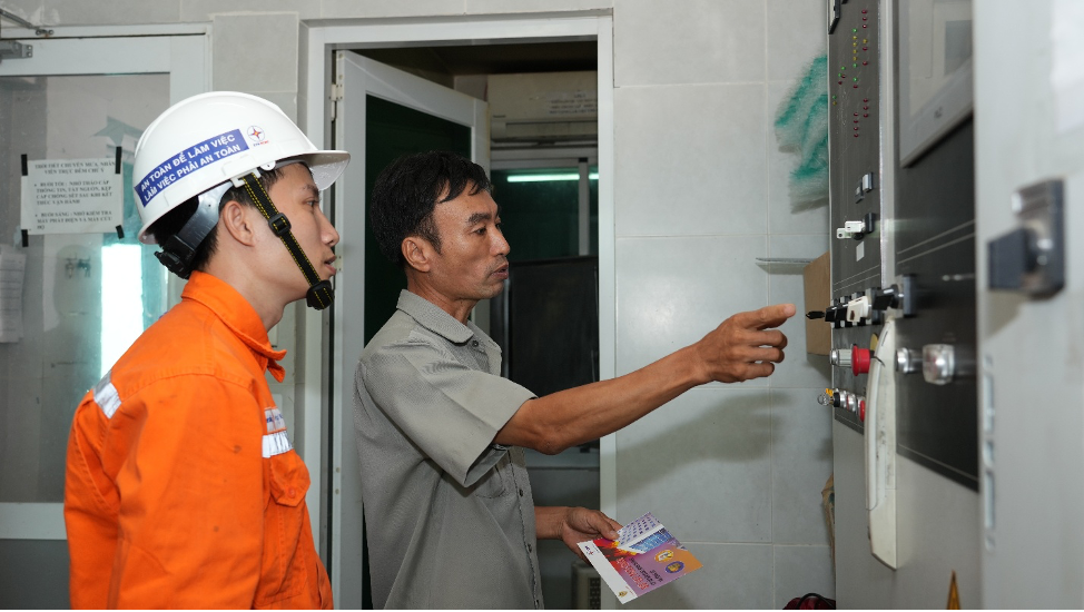 Nhân viên CTĐL Vũng Tàu phối hợp với khách hàng kiểm tra hệ thống điện, kịp thời nhận diện và xử lý các nguy cơ mất an toàn trước mùa mưa bão.