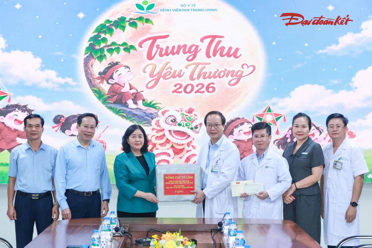 Chủ tịch Ủy ban Trung ương MTTQ Việt Nam Bùi Thị Minh Hoài trao quà của Tổng Bí thư, Chủ tịch nước Tô Lâm tặng Bệnh viện Nhi Trung ương và các cháu thiếu nhi đang điều trị tại Bệnh viện nhân dịp Tết Trung thu cổ truyền của dân tộc. Ảnh: Quang Vinh.