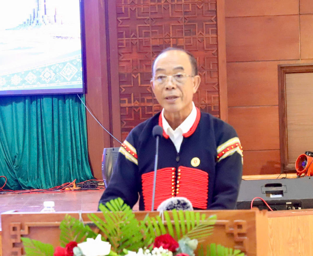 Già làng, người có uy tín đề nghị các cấp ủy, chính quyền giải quyết những kiến nghị chính đáng của đồng bào. Ảnh: CL.