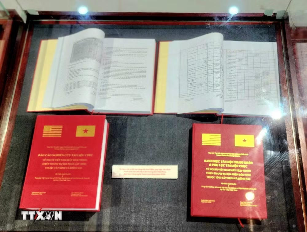 ttxvn-vwai-trao-tai-lieu-tim-nguoi-mat-tich.jpg