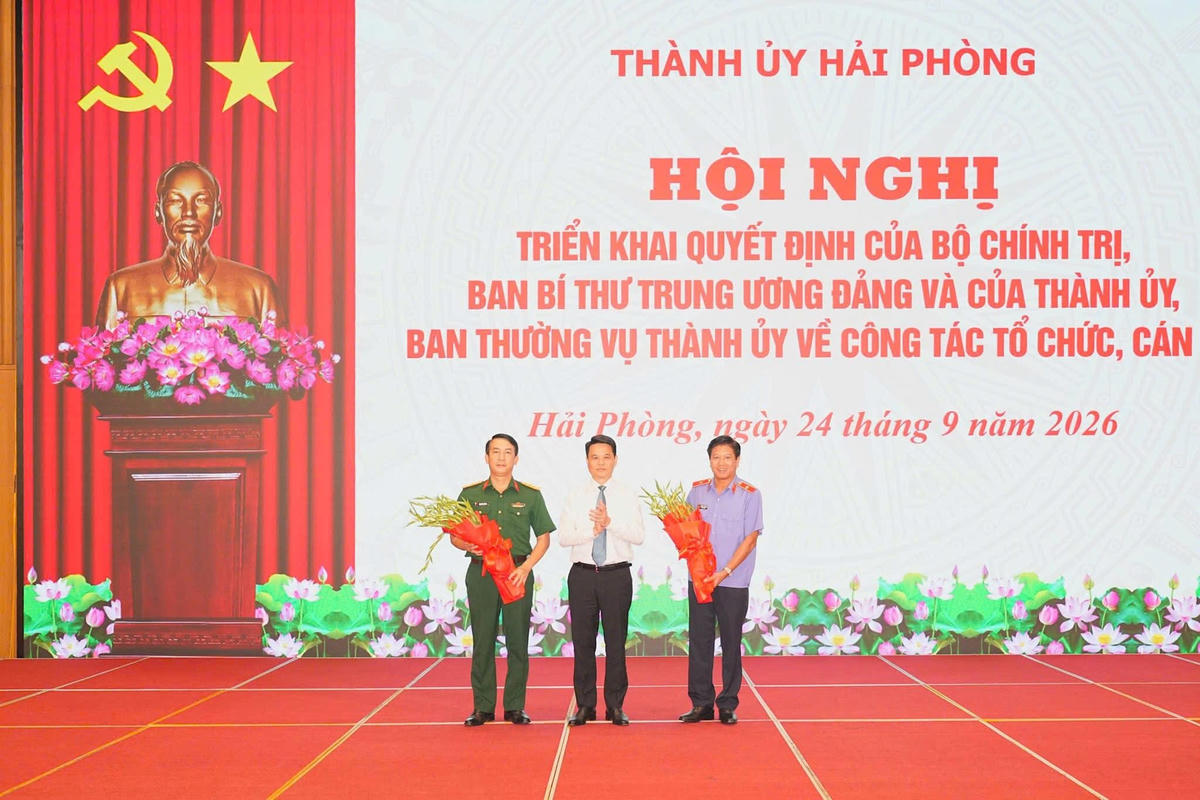 Bí thư Thành ủy Lê Ngọc Châu tặng hoa chúc mừng Thượng tá Đặng Văn Thương và ông Đoàn Anh Phương. Ảnh: ĐT. 