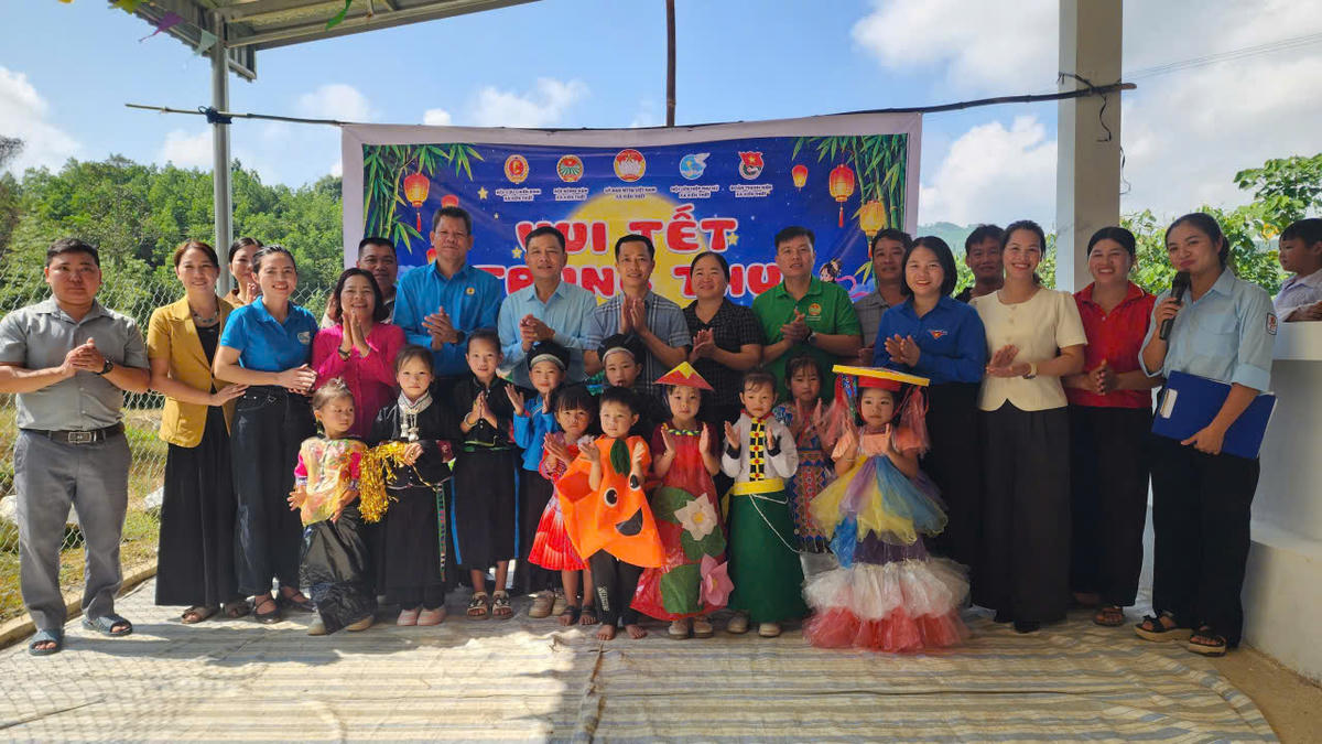 Ông Lại Văn Dương - Phó Giám đốc Công ty TNHH MTV Petrolimex Tuyên Quang cùng Công đoàn công ty tặng quà cho các cháu thiếu nhi.