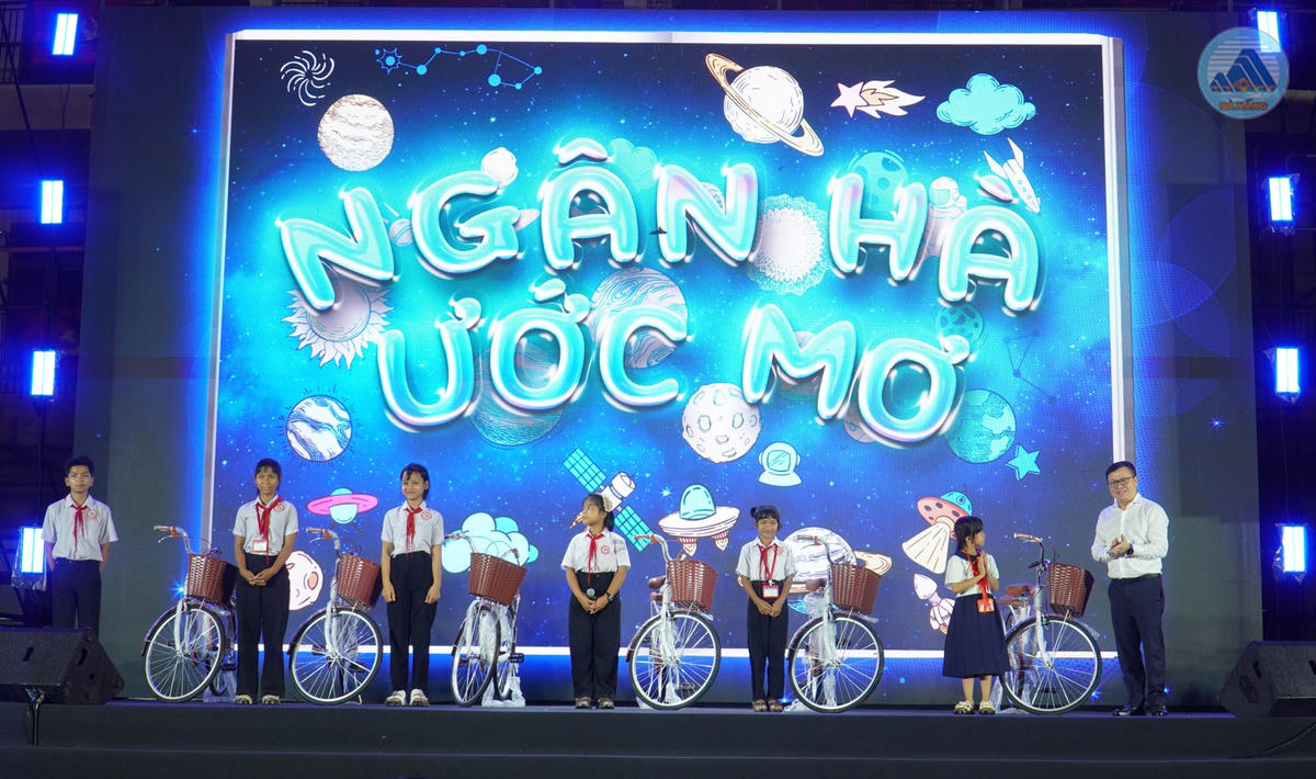 Phó Trưởng ban Tuyên giáo Trung ương, Tổng Biên tập Báo Nhân Dân Lê Quốc Minh (bên phải) trao xe đạp cho các em học sinh. Ảnh: QH.
