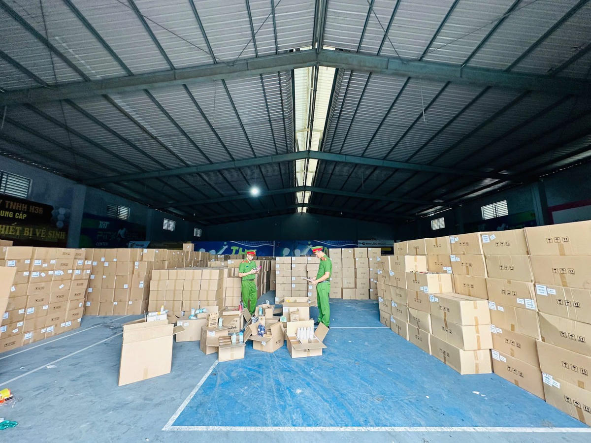 Kho hàng chứa các sản phẩm giả bị Công an thu giữ. Ảnh: CATH