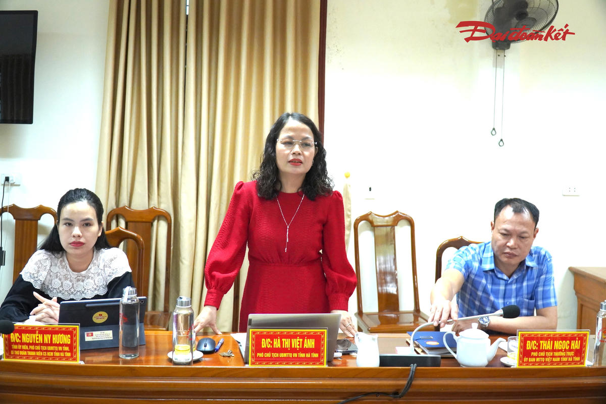 Phó Chủ tịch Ủy ban MTTQ Việt Nam tỉnh Hà Tĩnh Hà Thị Việt Ánh trao đổi một số nội dung tại buổi làm việc. Ảnh: HN.