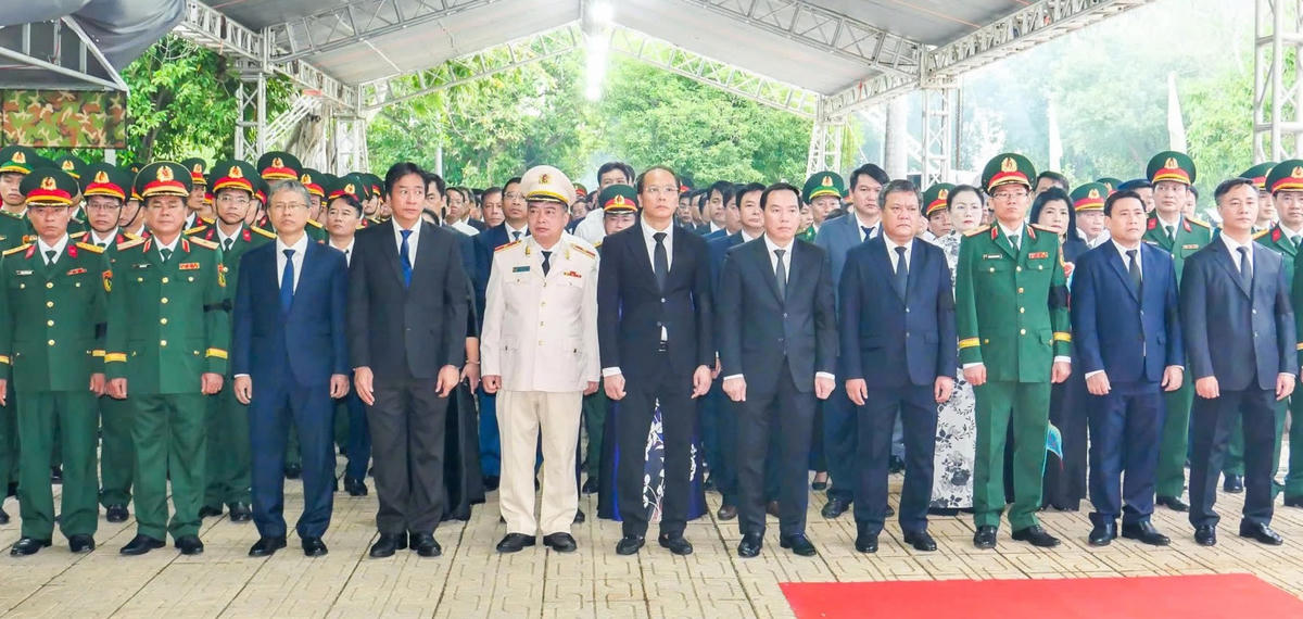Các đại biểu dự lễ viếng, truy điệu và an táng các hài cốt liệt sĩ.