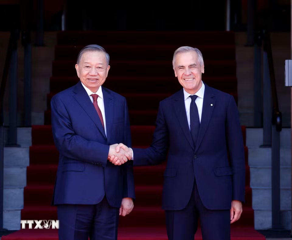 Tổng Bí thư, Chủ tịch nước Tô Lâm và Thủ tướng Canada Mark Carney chụp ảnh chung. (Ảnh: Thống Nhất/TTXVN)