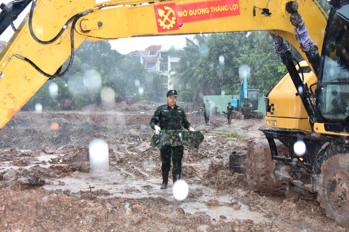 Cán bộ, chiến sĩ 'đội mưa' tìm kiếm hài cốt liệt sĩ ở Công viên Lê Thị Riêng