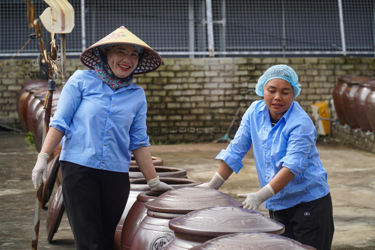 Theo ông Trần Hoàng Gia, Phó Chủ tịch UBND phường Tĩnh Gia, việc duy trì và phát triển nghề làm nước mắm truyền thống không chỉ góp phần gìn giữ nghề của cha ông mà còn tạo sinh kế, việc làm và thu nhập cho người dân. Việc các cơ sở từng bước nâng cao chất lượng, mở rộng thị trường và ứng dụng phương thức kinh doanh mới đang tạo thêm động lực để nghề truyền thống tiếp tục phát triển. Ảnh: Đình Minh